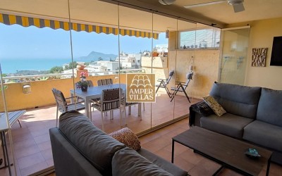 Apartamento con gran terraza y fabulosas vistas al mar.